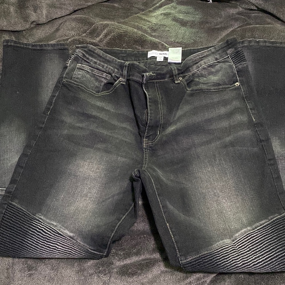 Fashion, nova black jeans